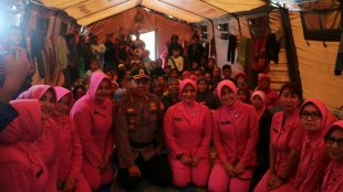 Pengurus Bhayangkari Cabang Bogor berikan bantuan kepada korban gempa, Minggu 28/1 (dok. KM)