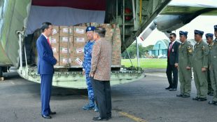 Presiden Joko Widodo dan Wakil Presiden Jusuf Kalla meninjau bantuan kemanusiaan yang siap dikirim kepada pengungsi Rohingya di Cox's Bazar, Bangladesh, Rabu 24/1 (dok. KM)