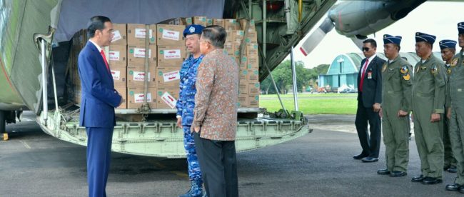 Presiden Joko Widodo dan Wakil Presiden Jusuf Kalla meninjau bantuan kemanusiaan yang siap dikirim kepada pengungsi Rohingya di Cox's Bazar, Bangladesh, Rabu 24/1 (dok. KM)