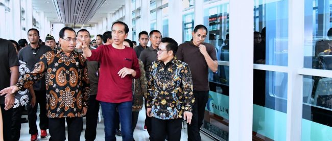 Presiden Joko Widodo menjajal langsung pengoperasian kereta bandara, Selasa 2/1 (dok. Setpres)