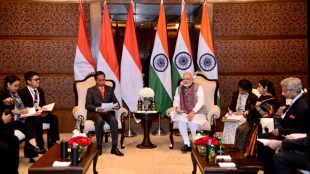Presiden Joko Widodo berbincang dengan Perdana Menteri India Narendra Modi di sela-sela KTT ASEAN-India di New Delhi, Kamis 25/1 (dok. Setpres)