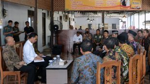 Presiden Joko Widodo bertatap muka dengan perwakilan nelayan Jawa Tengah di rumah makan Sate Batibul Bang Awi, Kabupaten Tegal, Senin siang 15 Januari 2018 (dok. Setpres)