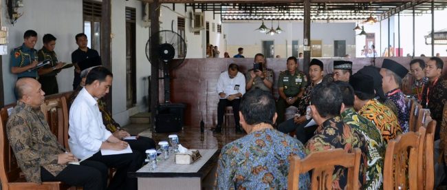 Presiden Joko Widodo bertatap muka dengan perwakilan nelayan Jawa Tengah di rumah makan Sate Batibul Bang Awi, Kabupaten Tegal, Senin siang 15 Januari 2018 (dok. Setpres)