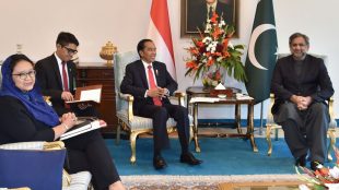 Presiden Joko Widodo pada pertemuan bilateral dengan Perdana Menteri Pakistan Shahid Khaqan Abbasi di Kantor Perdana Menteri, Prime Ministerâ€™s House, Sabtu 27 Januari 2018 (dok. Setpres)