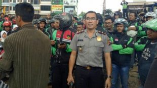 Kapolsek Tanah Sareal Kompol Muis Effendi saat mediasi konflik antara driver ojek online dan ojek pangkalan, Senin 29/1/18 (dok. KM)