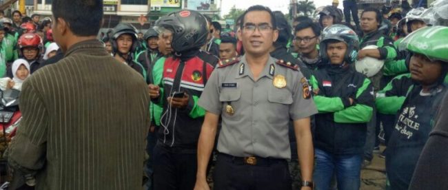 Kapolsek Tanah Sareal Kompol Muis Effendi saat mediasi konflik antara driver ojek online dan ojek pangkalan, Senin 29/1/18 (dok. KM)