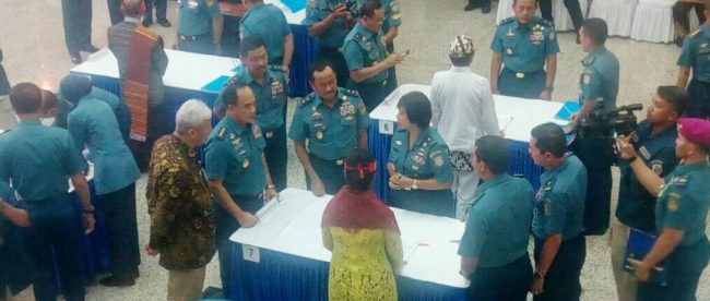 KASAL Laks. Ade Supandi saksikan Tanda Tangan Kontrak Kolektif TNI AL Tahun 2018, Jakarta, Jumat 12/1 (dok. KM)