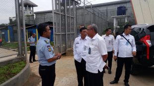 Kalapas Pondok Rajeg Agung Krisna berbincang bersama Dirjenpas Kemenkumham Marzoeki, Rabu 17/1 (dok. KM)
