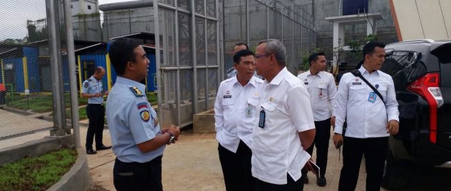 Kalapas Pondok Rajeg Agung Krisna berbincang bersama Dirjenpas Kemenkumham Marzoeki, Rabu 17/1 (dok. KM)