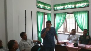 Perwakilan konsultan PT Artek Utama sebagai perencana kegiatan pembangunan jalan kereta api antara Besitang-Langsa lintas Binjai-Besitang menyampaikan pesan kepada warga Langsa Baro, Senin 15/1 (dok. KM)