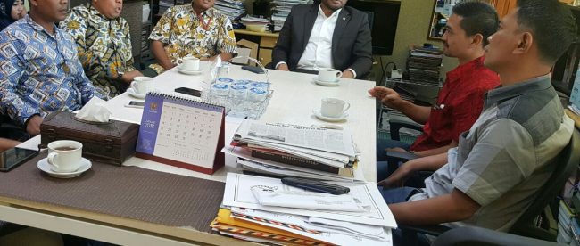 H. Muhammad Nasir Djamil, S.Ag., M.Si. Anggota DPR RI Komisi III Bidang Hukum hak Asasi manusia dan Keamanan, bersama Muslim, SH.I., MM, Anggota Komisi X Bidang Pendidikan,Olahraga dan Sejarah, Menerima kunjungan Ketua Forum Datok Kecamatan asal Kabupaten Aceh Tamiang (dok.KM)