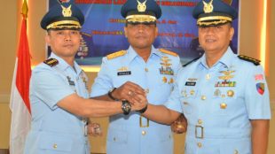 Pangkohanudnas Marsma Nanang Santoso salam komando dengan Kolonel Penerbang Suliono dan Danlanud SIM yang baru Kolonel Navigator Indrastanto Setiawan (dok. KM)