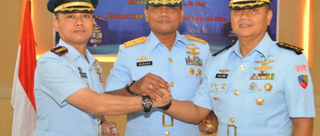 Pangkohanudnas Marsma Nanang Santoso salam komando dengan Kolonel Penerbang Suliono dan Danlanud SIM yang baru Kolonel Navigator Indrastanto Setiawan (dok. KM)