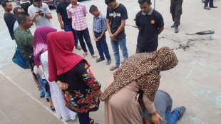 Seorang pembalap liar meminta maaf kepada orangtuanya di Mapolres Langsa, Kamis 11/1 (dok. KM)