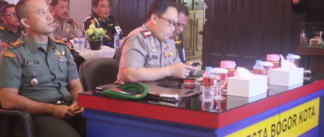 Kapolresta Bogor Kota Kombes Pol Ulung Sampurna Jaya (tengah) saat video conference di Mapolresta Bogor, Selasa 30/1 (dok. KM)