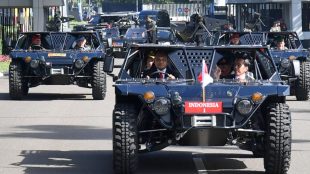 Presiden Joko Widodo bersama Kapolri dan Panglima TNI menuju Rapat Pimpinan TNI dan Polri tahun 2018 di Markas Besar TNI, Cilangkap, Jakarta Timur, Selasa, 23 Januari 2018 (dok. Setpres)