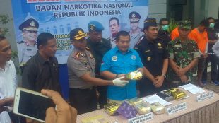 Kepala BNN Aceh Brigjend Pol Drs Faisal A.N, M.H dan Kapolres Kota Langsa AKBP Yudha Satya Prakasa, S.Ik memperlihatkan BB yang berhasil diamankan oleh petugas BNN (Dok. KM)