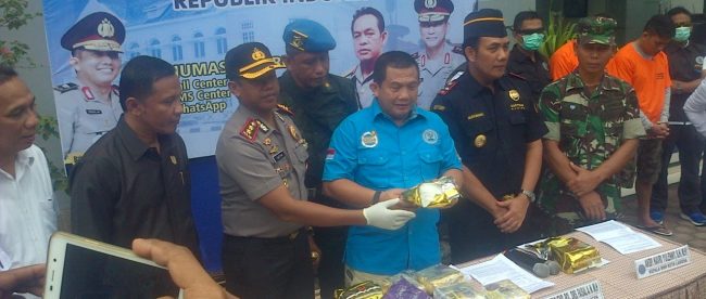 Kepala BNN Aceh Brigjend Pol Drs Faisal A.N, M.H dan Kapolres Kota Langsa AKBP Yudha Satya Prakasa, S.Ik memperlihatkan BB yang berhasil diamankan oleh petugas BNN (Dok. KM)
