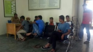 Masyarakat Gampong Meunasah Meurbo Kecamatan Tanah Jambo Aye Aceh Utara, saat mendatangi kantor Camat setempat, Selasa 16/1 (dok. Raz/KM)
