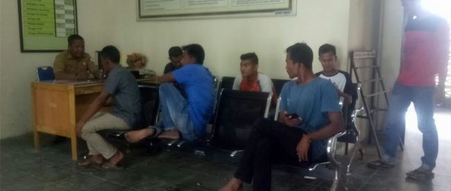 Masyarakat Gampong Meunasah Meurbo Kecamatan Tanah Jambo Aye Aceh Utara, saat mendatangi kantor Camat setempat, Selasa 16/1 (dok. Raz/KM)