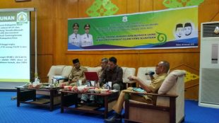 Wakil Bupati Aceh Tamiang dan Kepala Dinas Bappeda Aceh Tamiang menjadi narasumber dalam forum Konsultasi Publik penyusunan perencanaan awal RPJM Kabupaten Aceh Tamiang tahun 2018-2022, di Aula Sidang Utama DPRK Aceh Tamiang, Selasa 30/01/2018 (dok. KM)