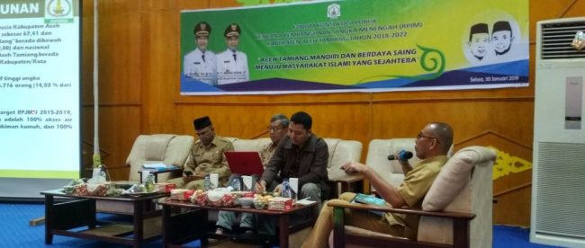 Wakil Bupati Aceh Tamiang dan Kepala Dinas Bappeda Aceh Tamiang menjadi narasumber dalam forum Konsultasi Publik penyusunan perencanaan awal RPJM Kabupaten Aceh Tamiang tahun 2018-2022, di Aula Sidang Utama DPRK Aceh Tamiang, Selasa 30/01/2018 (dok. KM)