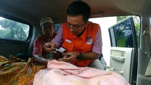 Petugas kepolisian mengambil sidik jari dari korban tewas dalam tawuran antar pelajar di Citeureup, Kabupaten Bogor 2/1 (dok. KM)