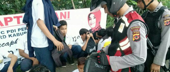 Polisi memeriksa pelajar yang berkumpul di luar jam sekolah di Bogor, Selasa 2/1 (dok. KM)