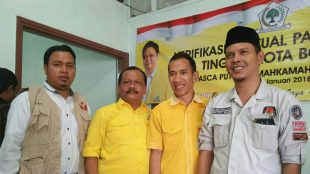 Ketua Bappilu Partai Golkar Kota Bogor Rusli Prihatevi bersama Anggota KPUD Kota Bogor Usai Verifikasi Faktual, Rabu 31/1 (dok. KM)