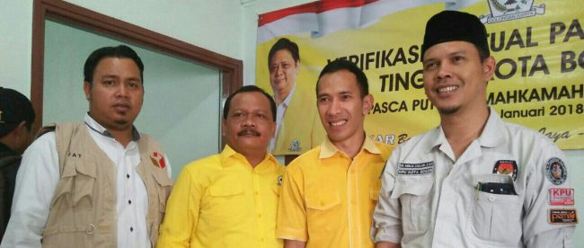 Ketua Bappilu Partai Golkar Kota Bogor Rusli Prihatevi bersama Anggota KPUD Kota Bogor Usai Verifikasi Faktual, Rabu 31/1 (dok. KM)