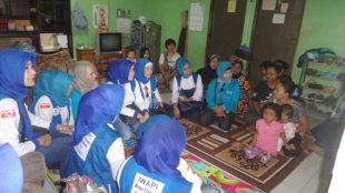 Hj Inne Roswianti menyerahkan bantuan kepada warga korban banjir di Kp Pensiunan, Tugu Selatan, Cisarua 27/2/2018 (dok. KM)