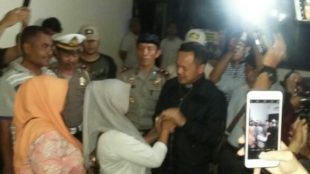 Calon Walikota Bogor Bima Arya Sugiarto saat bertemu orang tua dari para pelaku pelemparan bus rombongan umroh di Polsek Citeureup, Selasa 27/02/2018 (dok. KM)