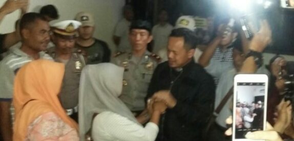 Calon Walikota Bogor Bima Arya Sugiarto saat bertemu orang tua dari para pelaku pelemparan bus rombongan umroh di Polsek Citeureup, Selasa 27/02/2018 (dok. KM)