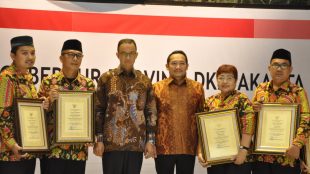 Penerima penghargaan pendonor darah sukarela ke 100 kali bersama Gubernur DKI Jakarta Anies Baswedan, Minggu 11/2 (dok. KM)