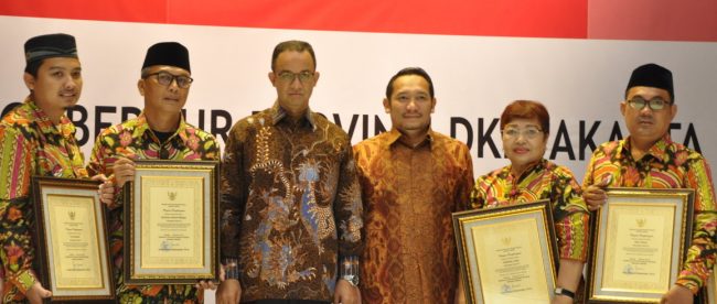 Penerima penghargaan pendonor darah sukarela ke 100 kali bersama Gubernur DKI Jakarta Anies Baswedan, Minggu 11/2 (dok. KM)