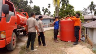 BPBD Kabupaten Aceh Tamiang mendistribusikan air bersih di Kecamatan Tamiang Hulu, Rabu 21/2 (dok. KM)