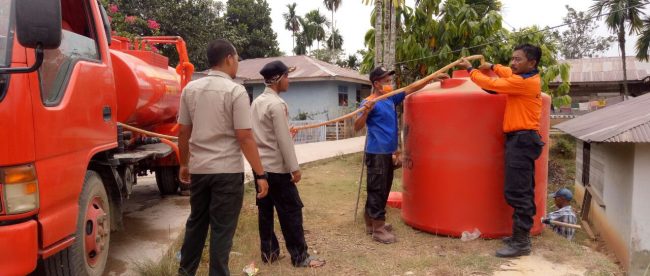 BPBD Kabupaten Aceh Tamiang mendistribusikan air bersih di Kecamatan Tamiang Hulu, Rabu 21/2 (dok. KM)