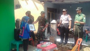 Dandim 2120 serah terima rumah RLTH yang sudah selesai dikerjakan kepada yang mendapatkan bantuan, Kamis 1/2/18 (dok. KM)
