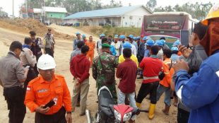 Warga melakukan aksi protes di depan pintu Gate-1 Central Processing Plan (CPP) PT. Medco, pada Kamis, 22/2/2018.