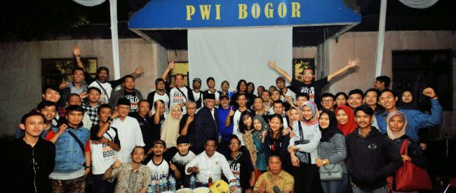 PWI dan tamu undangan melihat pameran foto yang digelar di gedung PWI Kota Bogor yang ambruk, Selasa 27/2 (dok. KM)