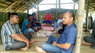 Ketua Forum Keuchik Kecamatan Tanah Jambo Aye, M Nasir alias Manok Nek (kanan) saat bersilaturrahmi dengan masyarakat, Rabu 31/01 (dok. Raz/KM)