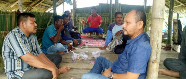 Ketua Forum Keuchik Kecamatan Tanah Jambo Aye, M Nasir alias Manok Nek (kanan) saat bersilaturrahmi dengan masyarakat, Rabu 31/01 (dok. Raz/KM)
