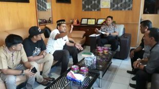 Ketua Komisi A DPRK Aceh Timur, Irwanda saat melaporkan temuan buku berkonten purno ke Polres Aceh Timur, pada Jumâ€™at 02/02 (dok. Ist/Raz/KM)