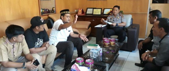 Ketua Komisi A DPRK Aceh Timur, Irwanda saat melaporkan temuan buku berkonten purno ke Polres Aceh Timur, pada Jumâ€™at 02/02 (dok. Ist/Raz/KM)