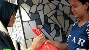 Anggota JMNI Bogor Raya saat membagikan sembako kepada warga (dok. KM)