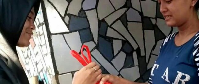 Anggota JMNI Bogor Raya saat membagikan sembako kepada warga (dok. KM)