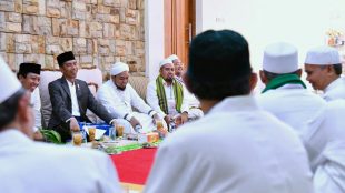 Presiden Joko Widodo saat menghadiri Haul Majemuk Masyayikh di Pondok Pesantren Salafiyah Syafi'iyah Sukorejo, Sabtu 3/2/2018 (dok. Setpres)