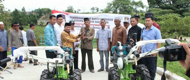 Ketua Fraksi PKS Jazuli Juwaini menyerahkan Alsista kepada Poktan di areal perkebunan PT Saptindo, Cikande, Kabupaten Serang, Sabtu 3/2 (dok. KM)