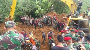 Proses evakuasi korban bencana longsor di Kecamatan Cijeruk, Bogor, Senin 5/2 (dok. KM)