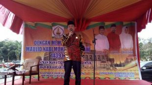 Ketua DPRK Aceh Tamiang Fadlon saat memberikan kata sambutan di acara peringatan Maulid Nabi Muhammad SAW yang berlangsung di halaman Gedung DPRK Aceh Tamiang, Selasa (06/02/2018)